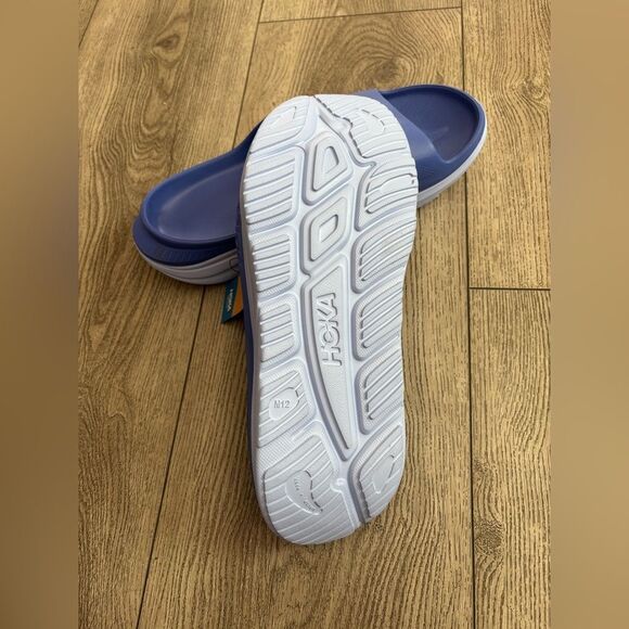 Hoka slides in a beautiful blue color. Ideal for post-activity comfort. - Picture 6 of 6